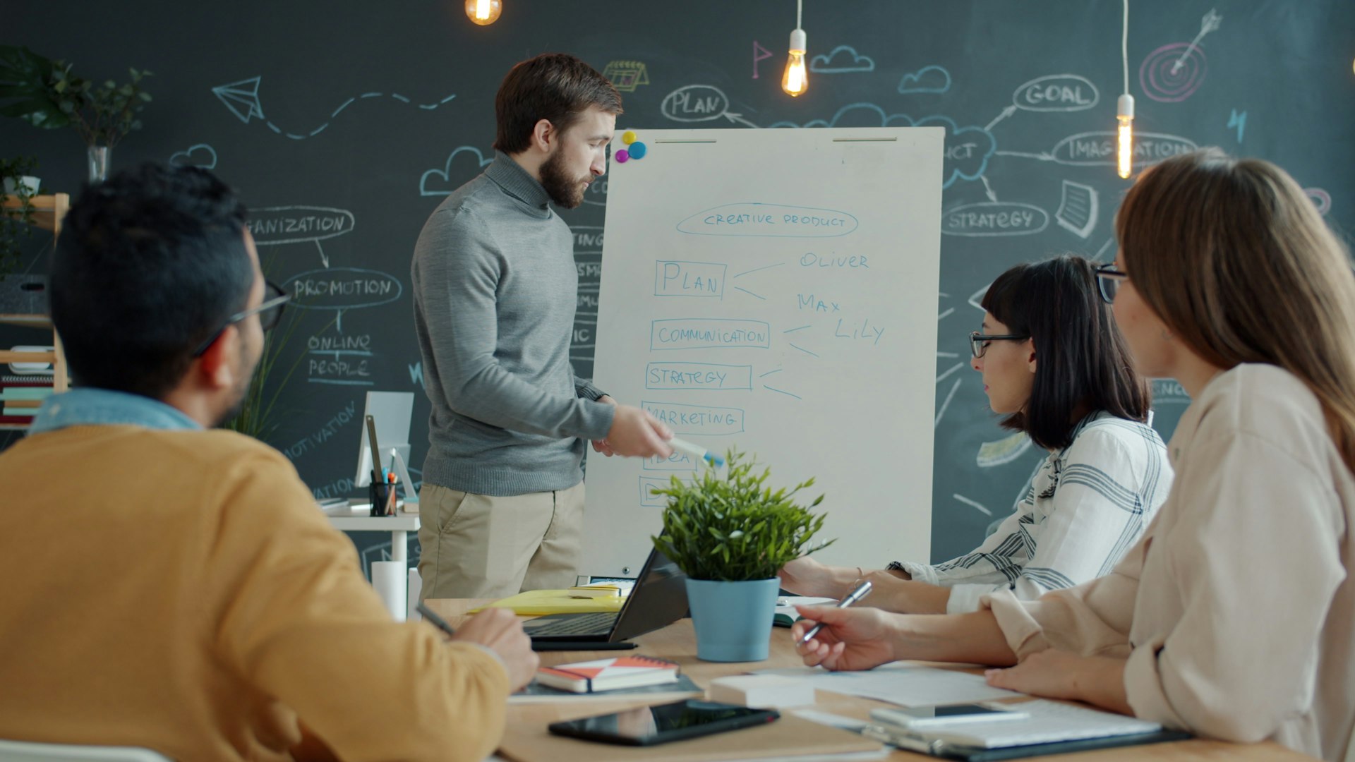 Team-Zusammenarbeit im modernen Office